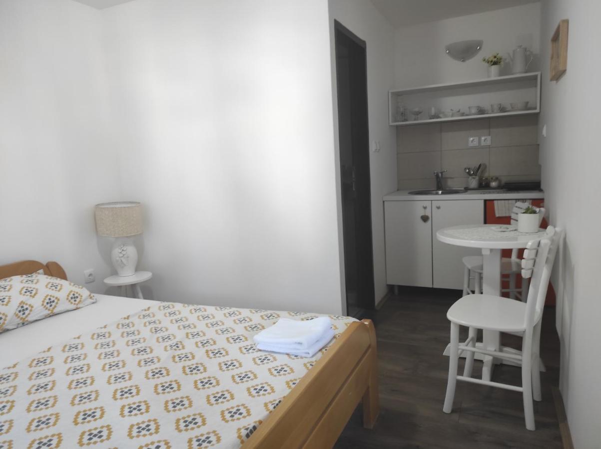 סמדרבו Hostelche Guest House מראה חיצוני תמונה