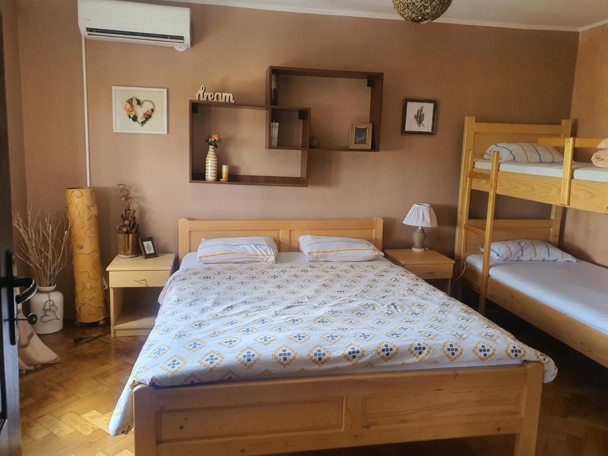 סמדרבו Hostelche Guest House מראה חיצוני תמונה