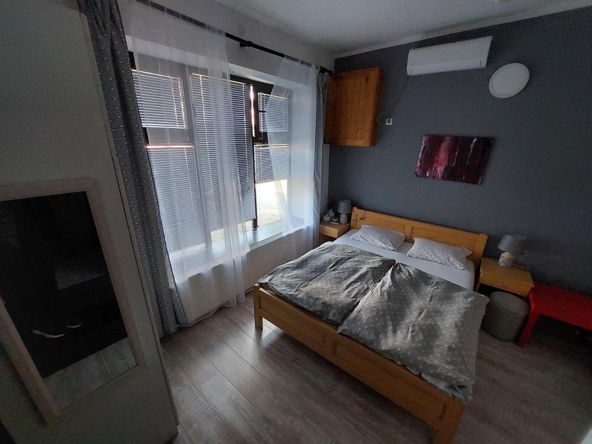 סמדרבו Hostelche Guest House מראה חיצוני תמונה