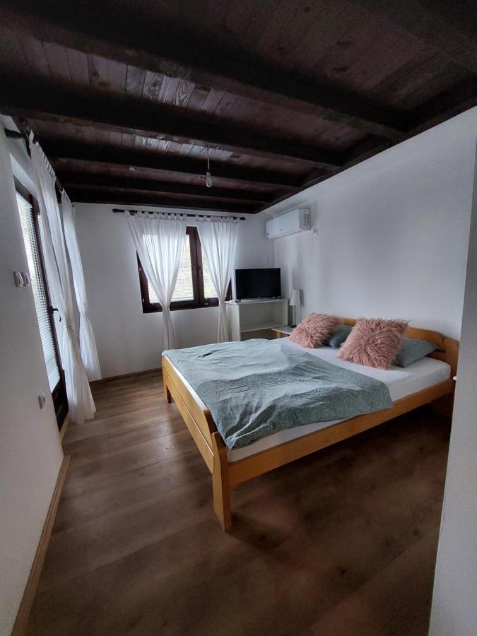 סמדרבו Hostelche Guest House מראה חיצוני תמונה