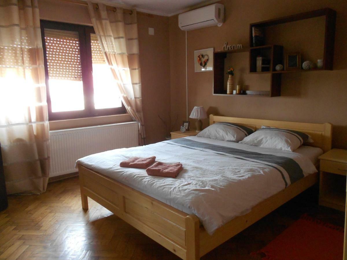 סמדרבו Hostelche Guest House מראה חיצוני תמונה